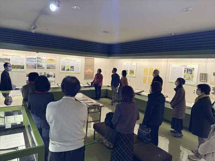 関連行事の展示解説のようす