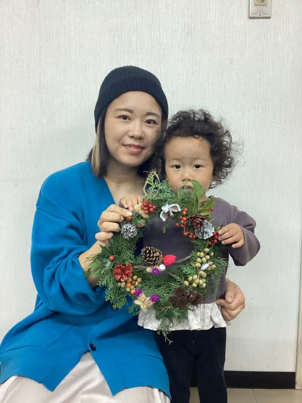 親子で完成させたクリスマスリース