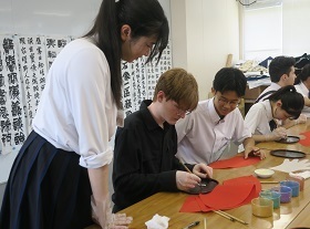 写真：習字体験の様子