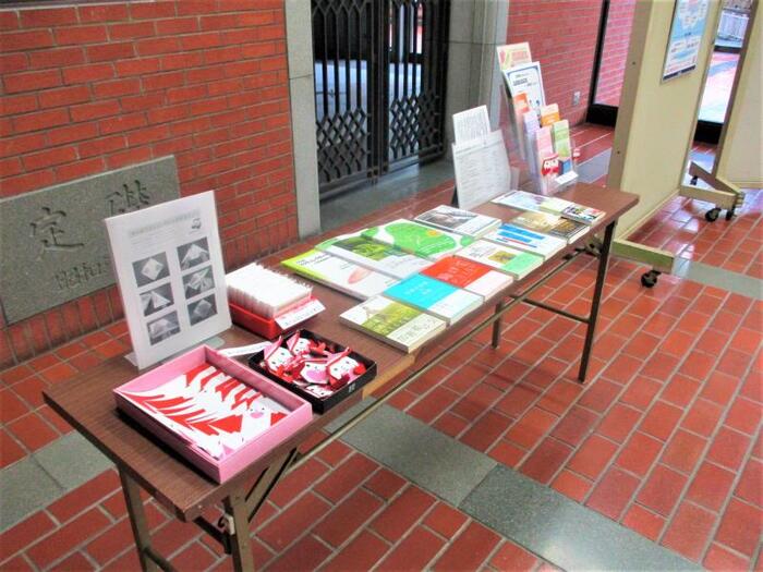 写真：書籍紹介とギュッとちゃん折り紙配布