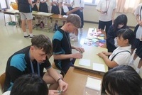 小学校訪問での折り紙の様子
