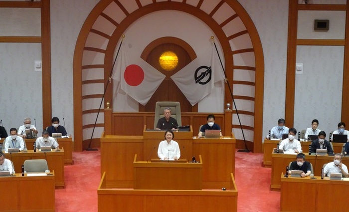 写真：令和5年6月議会における所信表明の様子
