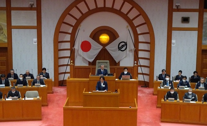写真：令和5年12月議会における所信表明の様子