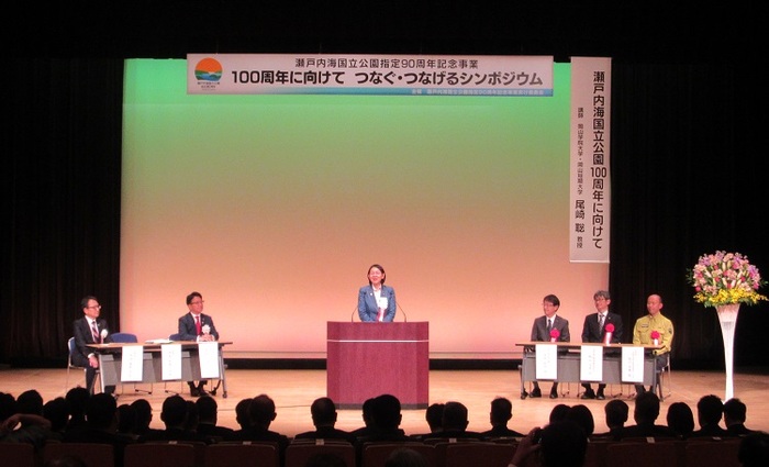 ステージで挨拶をする伊東市長の写真