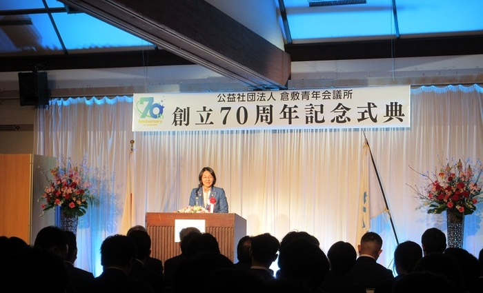 ステージで挨拶をする伊東市長の写真