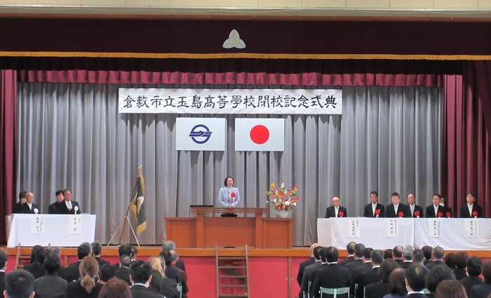 ステージで挨拶をする伊東市長の写真