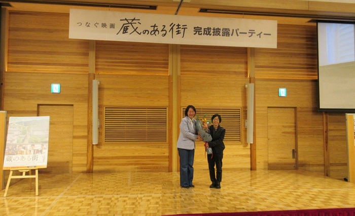 平松監督に花束を贈呈をする伊東市長の写真