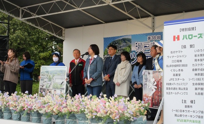 ステージで挨拶をする伊東市長の写真