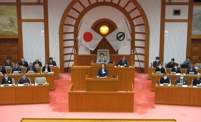 写真：令和7年2月議会における所信表明の様子