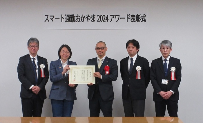 伊東市長と受賞者の記念写真