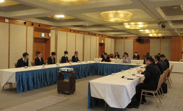 取締役会で議事進行をする伊東市長の写真