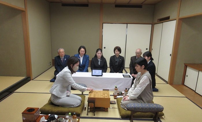 第32期大山名人杯倉敷藤花戦の第2局で立会をする伊東市長の写真
