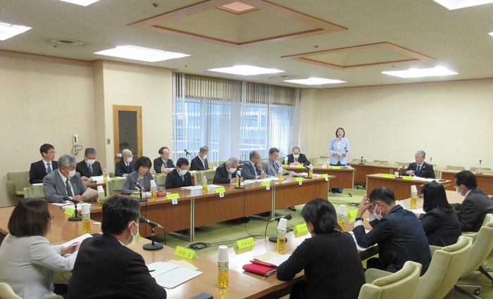 備南水道企業団議会定例会で発言する伊東市長の写真