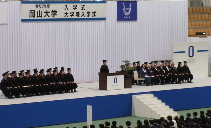岡山大学入学式及び大学院入学式に出席する伊東市長の写真
