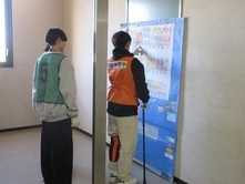 写真：高齢者疑似体験の様子1
