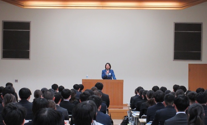 新採用職員に対して講話をする伊東市長の写真
