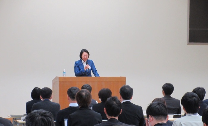 例：ステージで挨拶をする伊東市長の写真
