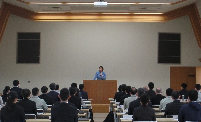 講話をする伊東市長の写真