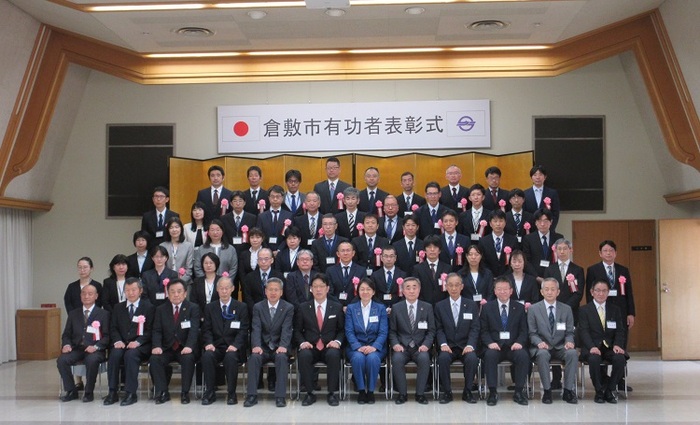 有功者表彰受賞者と伊東市長ほか任命権者の集合写真