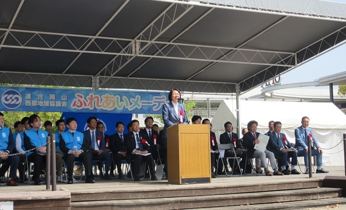 ステージで挨拶をする伊東市長の写真