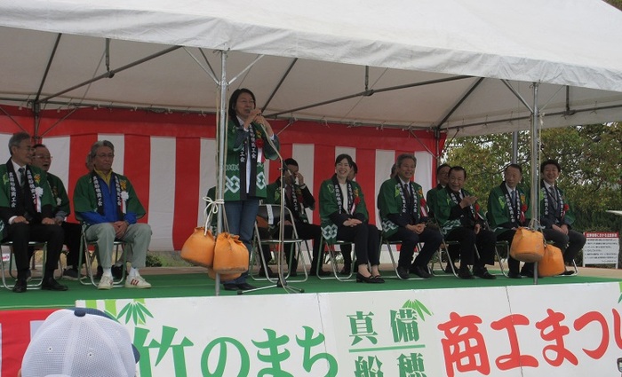 ステージで挨拶をする伊東市長の写真