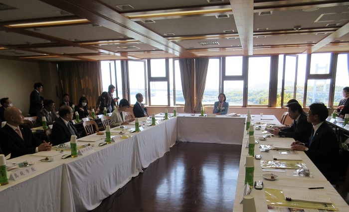 岡山県市長会で議長を務める伊東市長の写真
