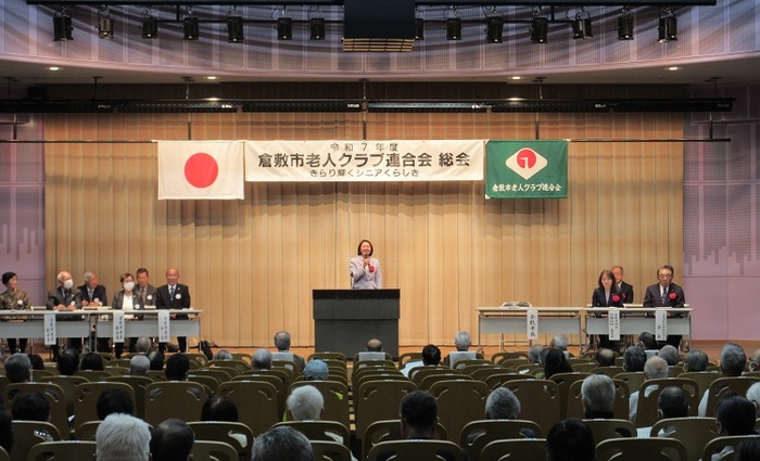 ステージで挨拶をする伊東市長の写真