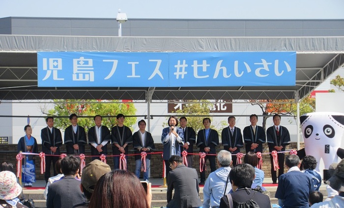 ステージで挨拶をする伊東市長の写真