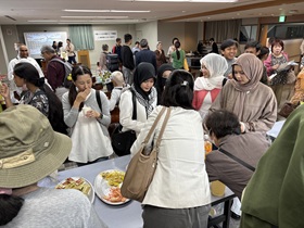 写真：外国人による日本語スピーチ発表会発表者と観覧者の交流