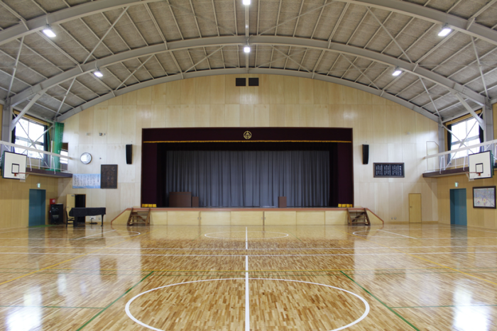 倉敷市立本荘小学校の屋内運動場のアリーナの写真