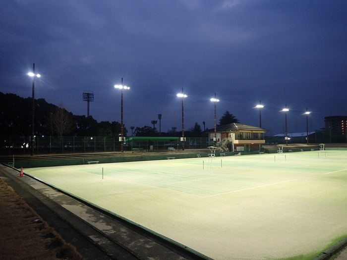 倉敷運動公園テニスコートの照明の全景の写真（夜）