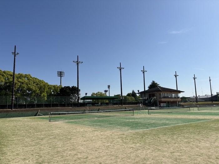倉敷運動公園テニスコートの照明の全景の写真（昼間）