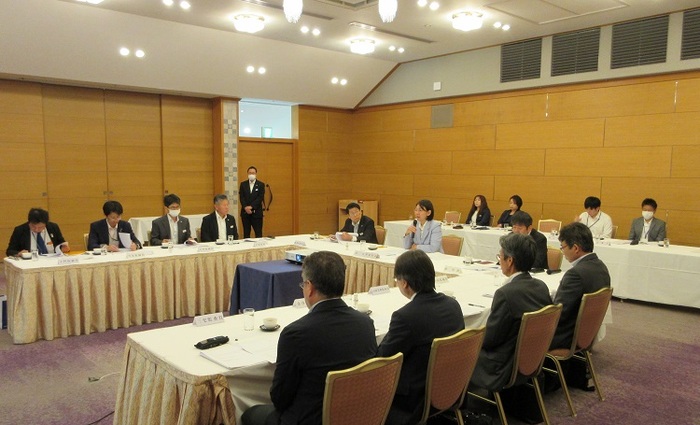 取締役会で発言する伊東市長の写真