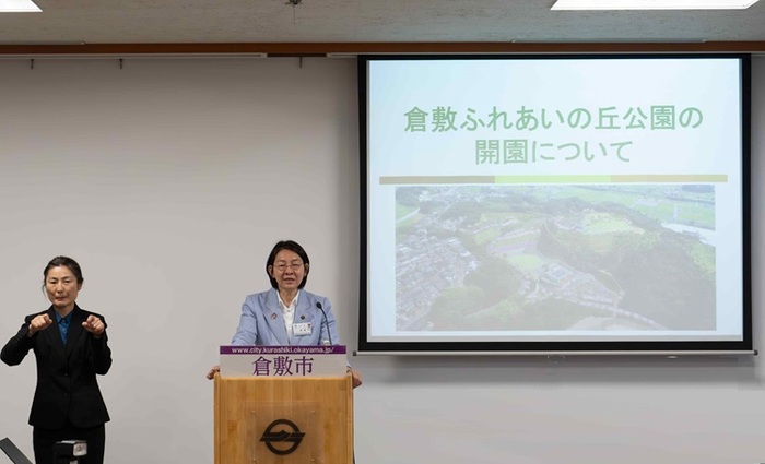 定例記者会見をする伊東市長の写真