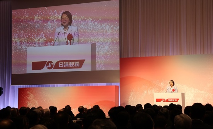 ステージで挨拶をする伊東市長の写真