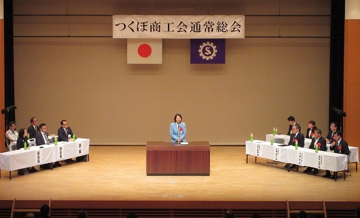 ステージで挨拶をする伊東市長の写真