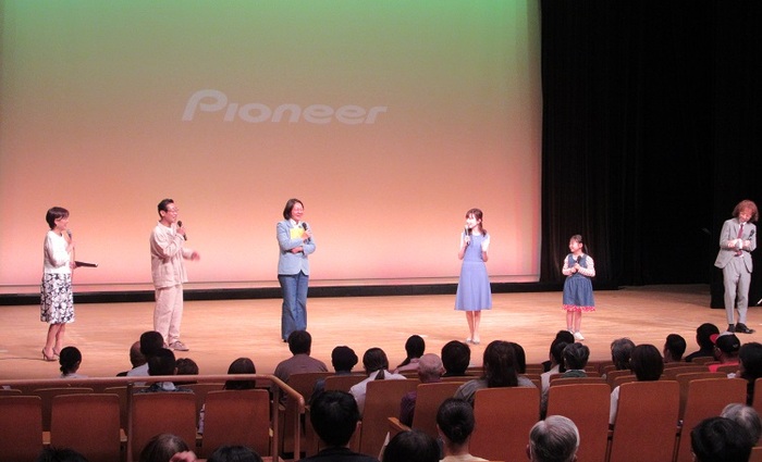 映画出演者とトークする伊東市長の写真