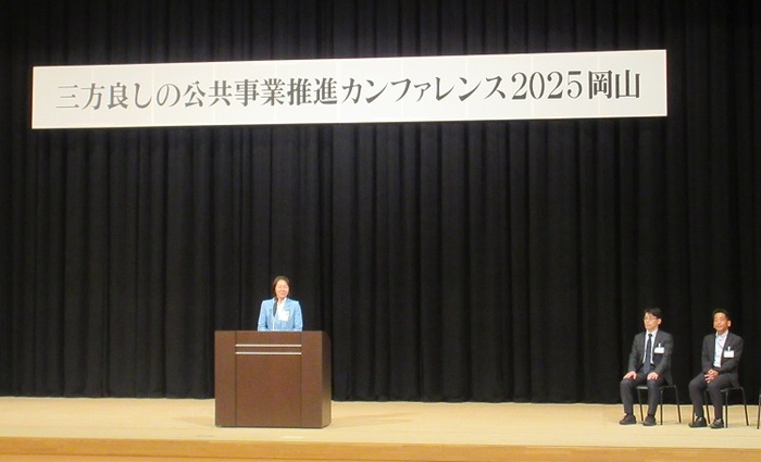 ステージで挨拶をする伊東市長の写真