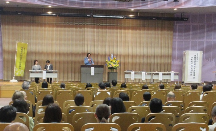 ステージで挨拶をする伊東市長の写真
