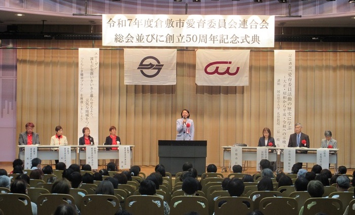 ステージで挨拶をする伊東市長の写真