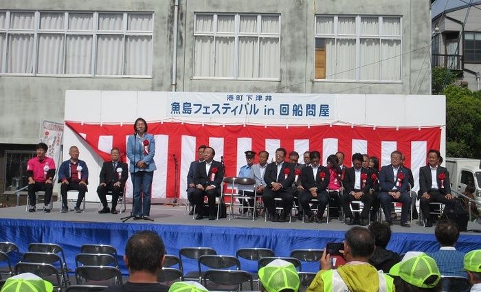 ステージで挨拶する伊東市長の写真