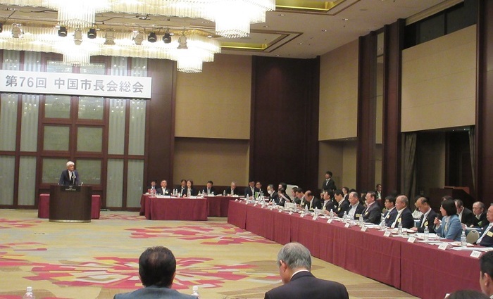 中国市長会総会で発言する伊東市長の写真