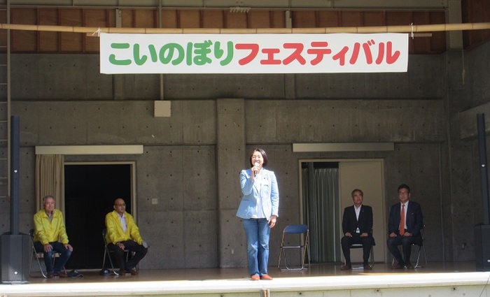 ステージで挨拶をする伊東市長の写真