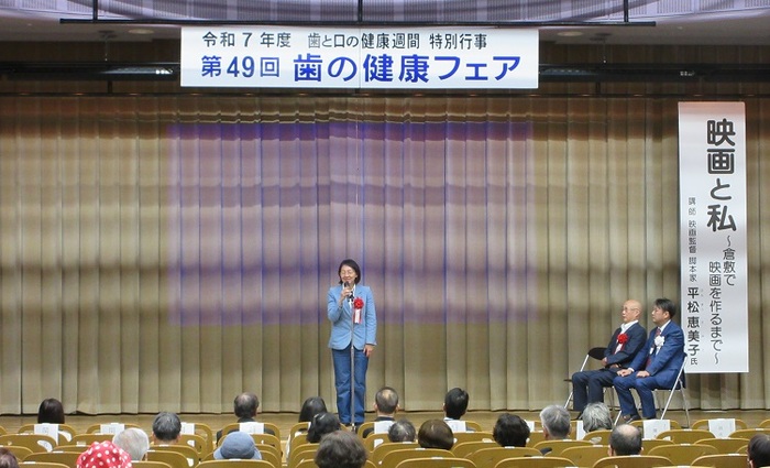ステージで挨拶をする伊東市長の写真