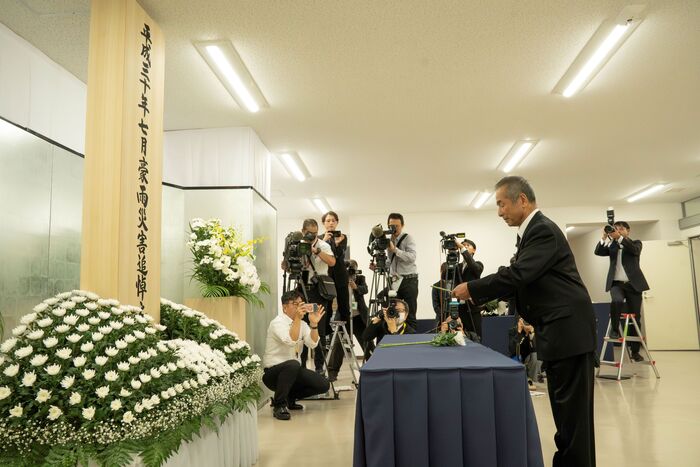 真備地区まちづくり推進協議会連絡会長による献花の様子