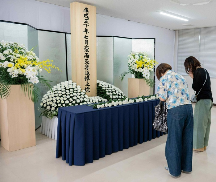 市民の方による献花の様子