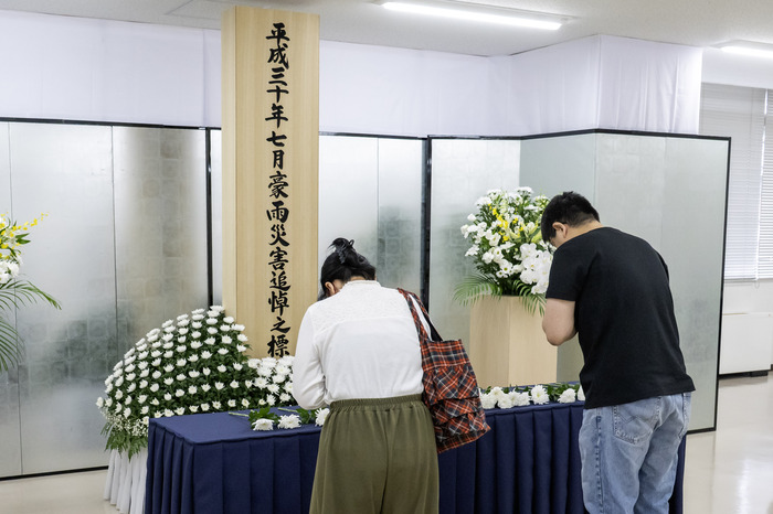 市民献花の様子
