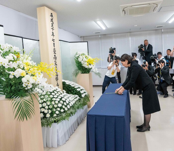 市長による献花の様子