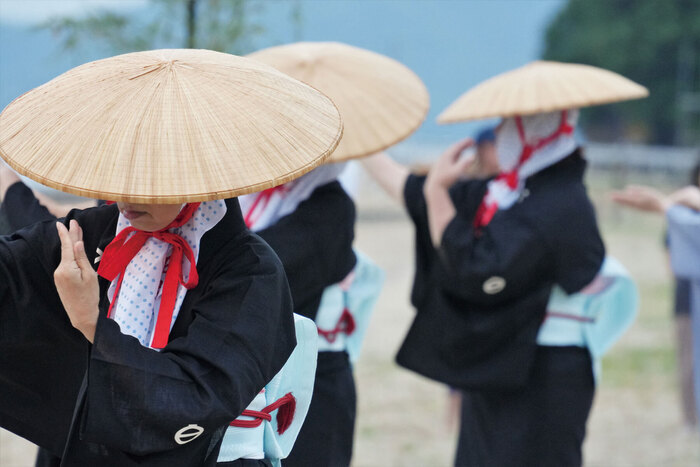 写真：笠をかぶり白石踊を踊る様子