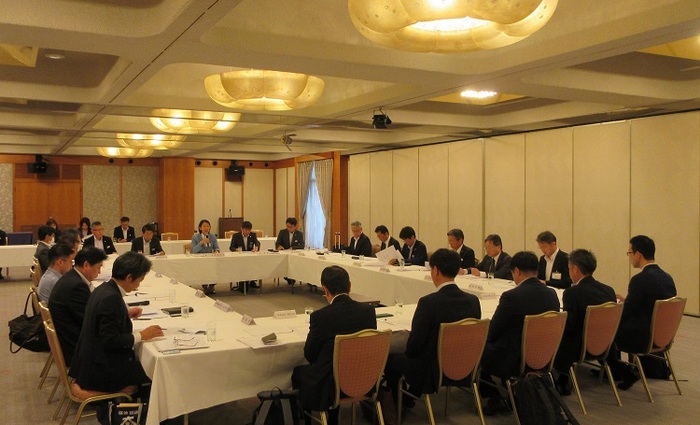 株主総会で議事進行する伊東市長の写真